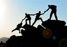 BBIN体育-团结进取！队伍合作无间，向着胜利的方向努力前行(队伍 团结)